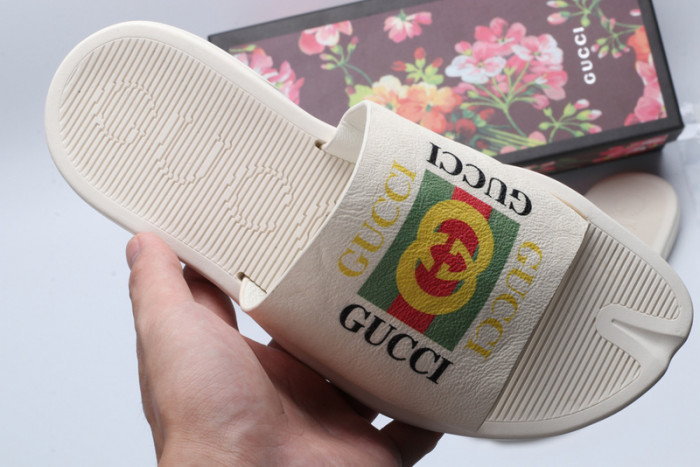 G*u*i sandals
