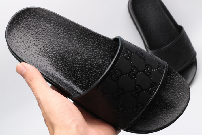 G*u*i sandals