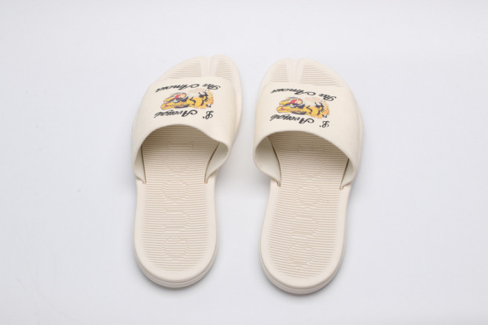 G*u*i sandals